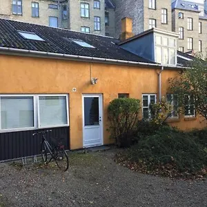 Gasthuis In Quiet Yellow Courtyard